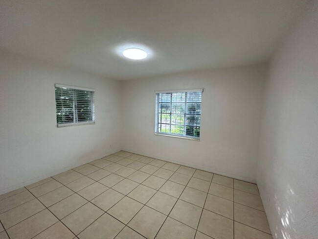 Building Photo - "Charming 3-Bedroom Home in St. Petersburg with Spacious 1,199 Sq Ft Layout!"