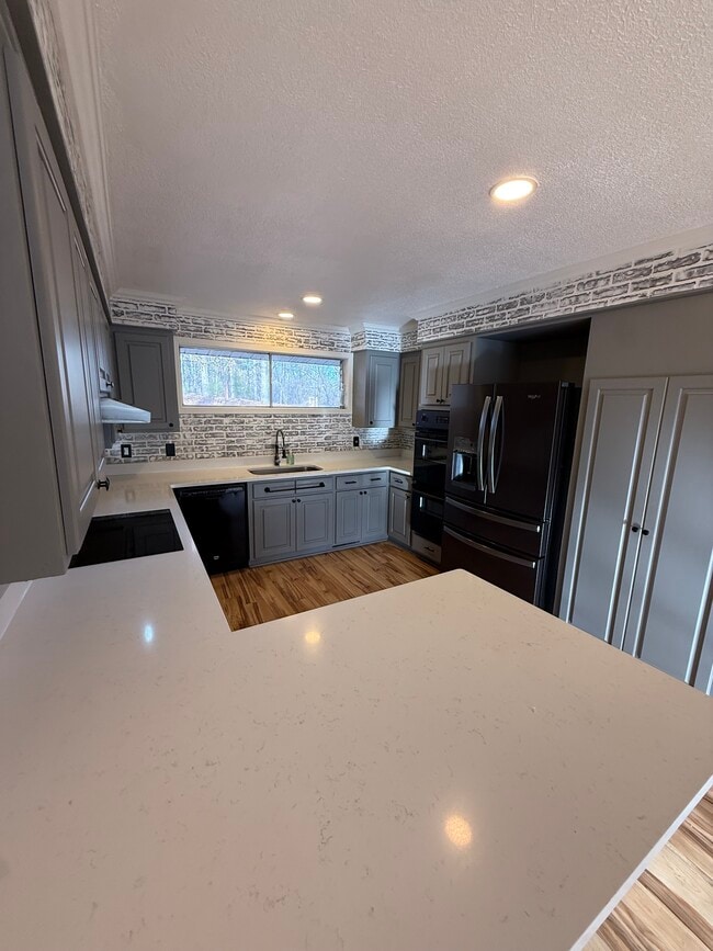 Building Photo - 323 Forrest Glen Rd