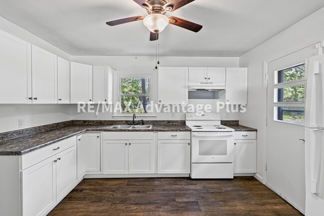 Building Photo - 4 Bedroom Home in Blackstone!