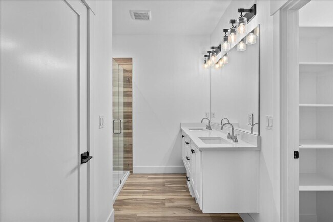 Building Photo - 208 Bogey Ln