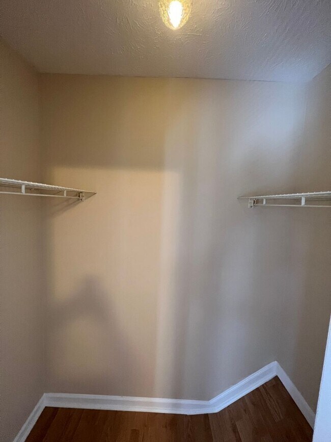 Building Photo - 2 Bedroom/1.5 bathroom townhouse for rent $1,300 month