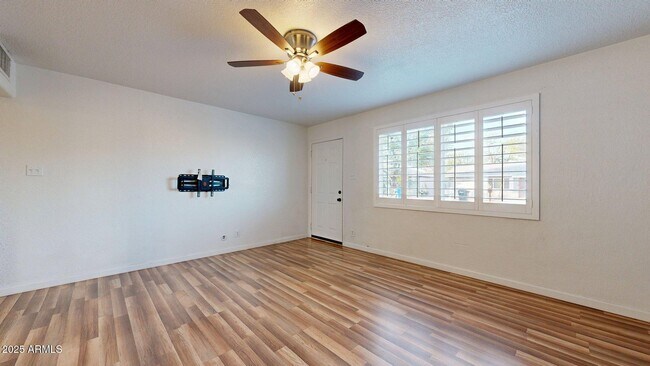 Building Photo - 830 E Orchid Ln
