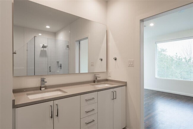 Building Photo - 5931 Ross Ave