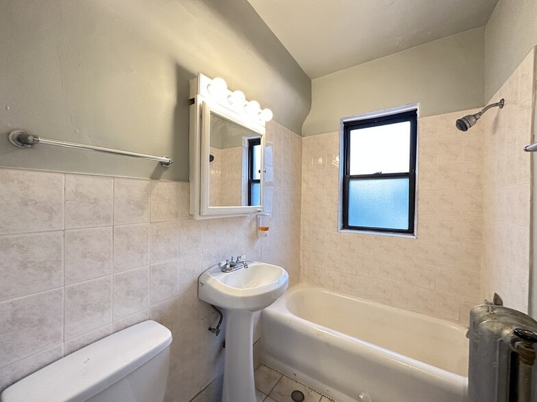 Building Photo - 1160 N Dearborn St