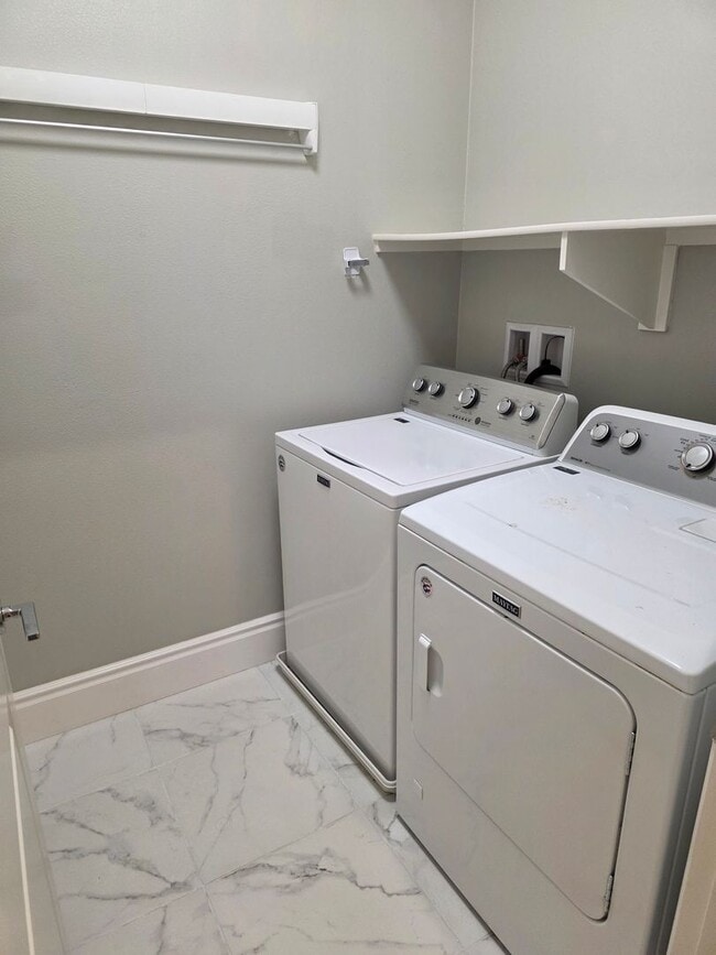 Building Photo - Murrieta 4 Bedroom Home with Solar in Gated Community!