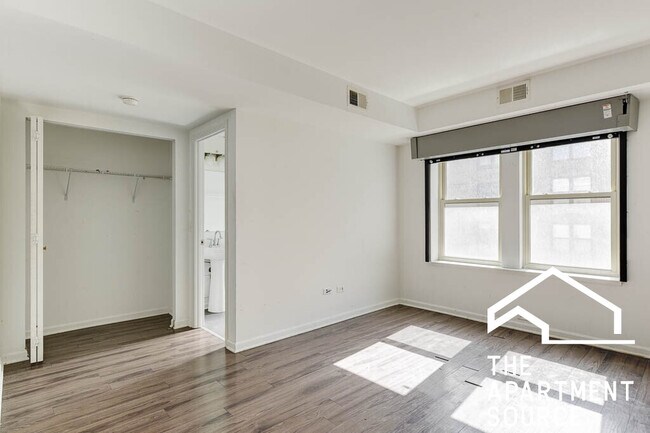 Building Photo - 925 W Carmen Ave