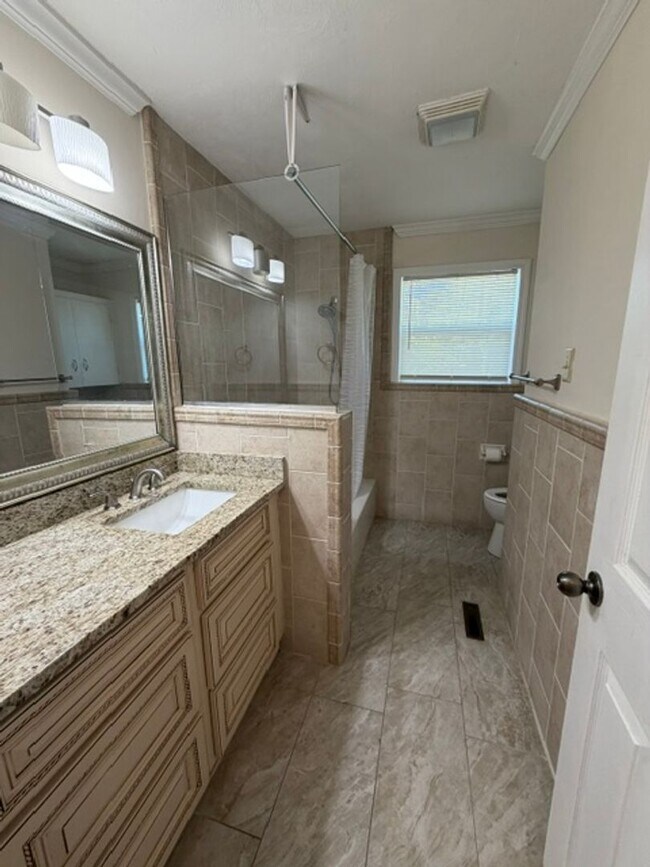 Building Photo - Beautiful 3 Bedroom 2 Bath with fenced in backyard