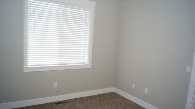Building Photo - Don't Miss Out On This Five Mile Area 3 Be...