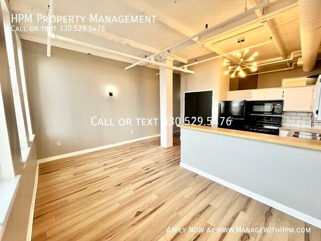 Building Photo - 1133 W 9th St