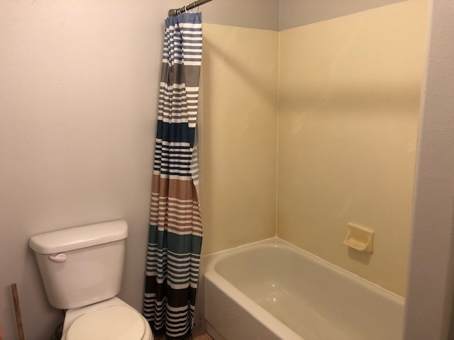 Large Bathroom - 598 N 100 W