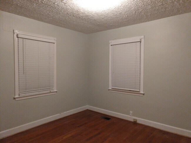 Building Photo - 2029 Stanford Dr SW