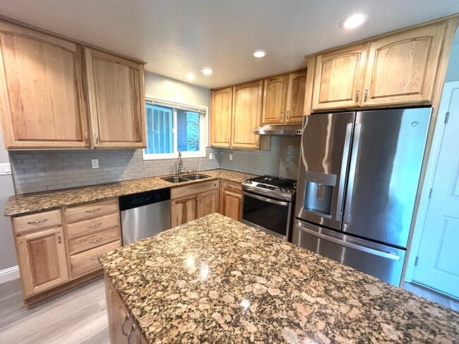 Building Photo - 4 Bed 2 Bath with Beautiful Large Yard!!