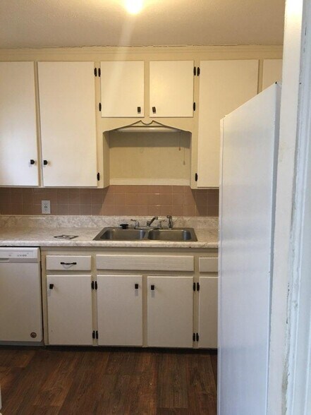 Building Photo - 950 N Old Manor Rd