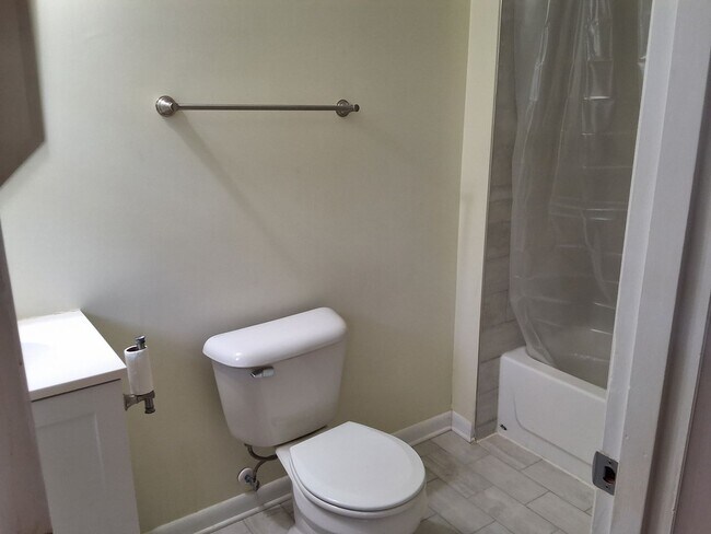 Building Photo - Beautiful 3 Bed, 2 Bath with walk out fini...