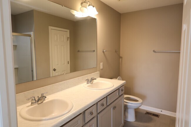 Building Photo - 1899 Lakecrest Dr