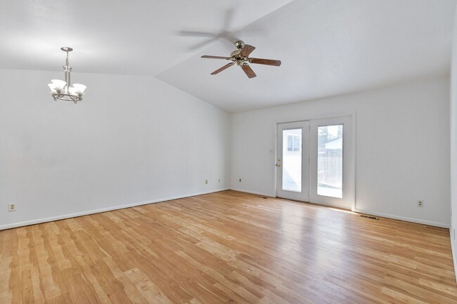 Building Photo - 833 Ponderosa Dr