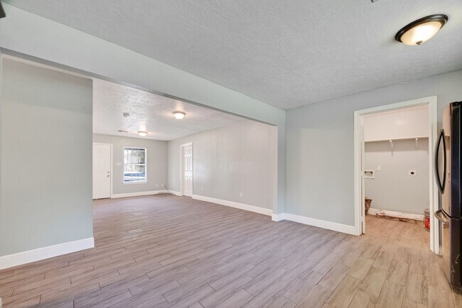 Building Photo - 3031 Groton Dr