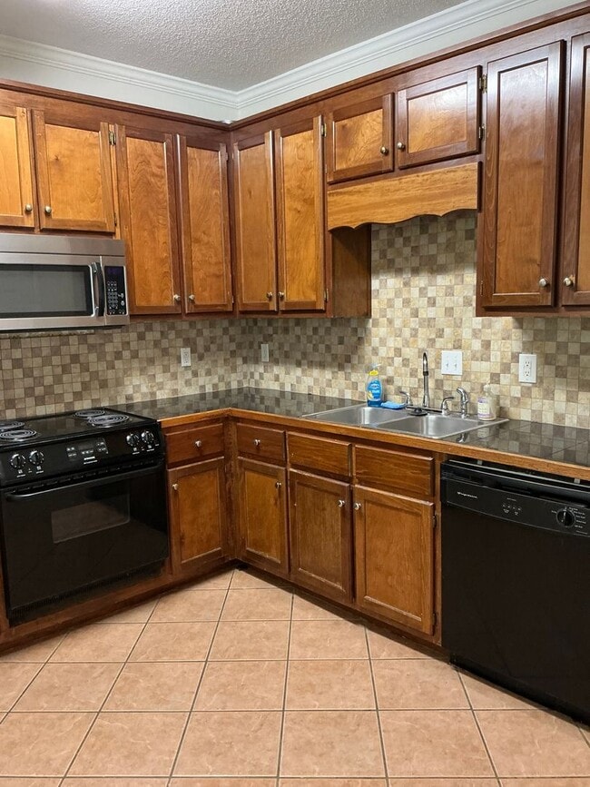 Building Photo - 1 Bedroom/2 .5 Bath Condo located in River...