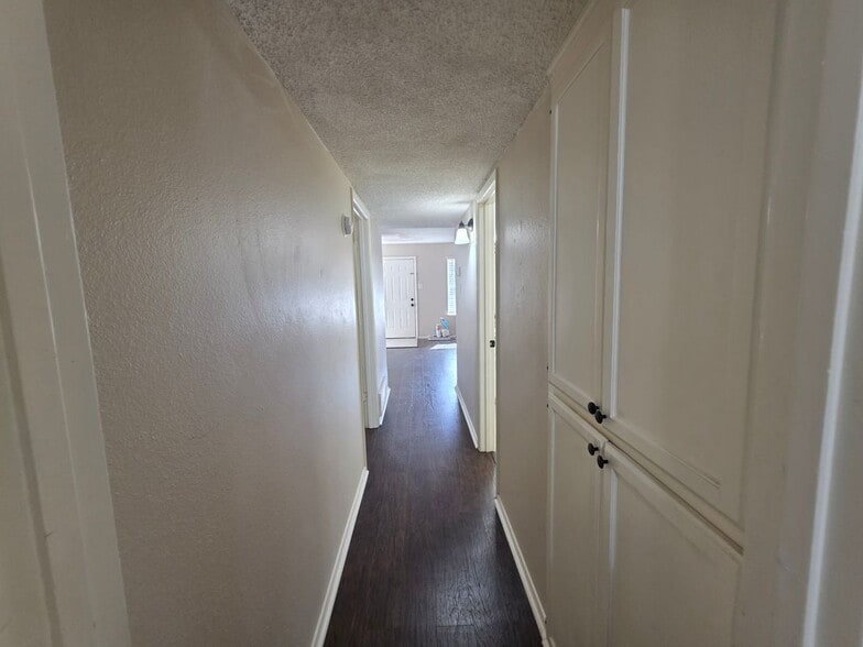 Building Photo - 620 Race St