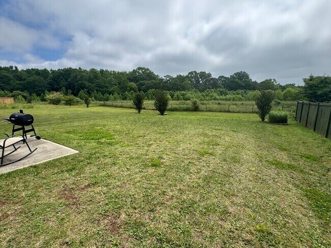 Building Photo - 102 Castlebrook Dr