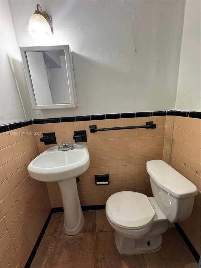 Building Photo - 921 N 17th Ct