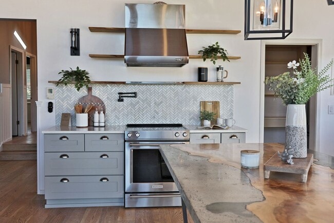 Building Photo - One Of A Kind Freeland Home with Two Seper...