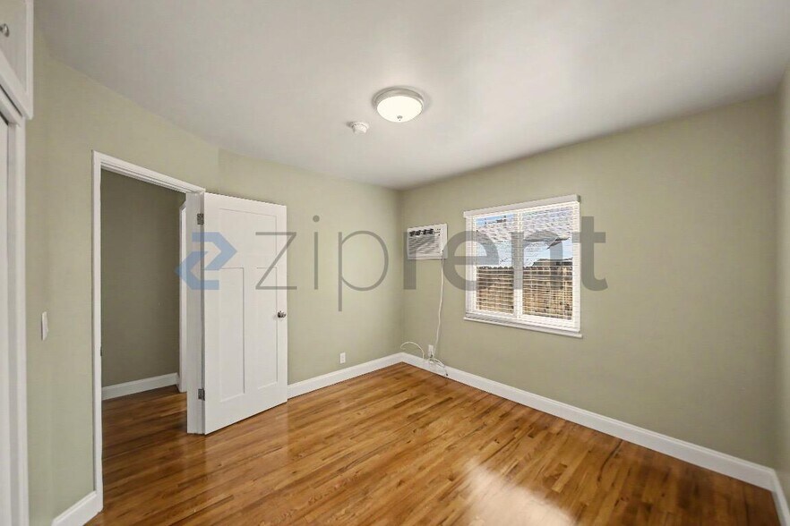 Building Photo - Unit