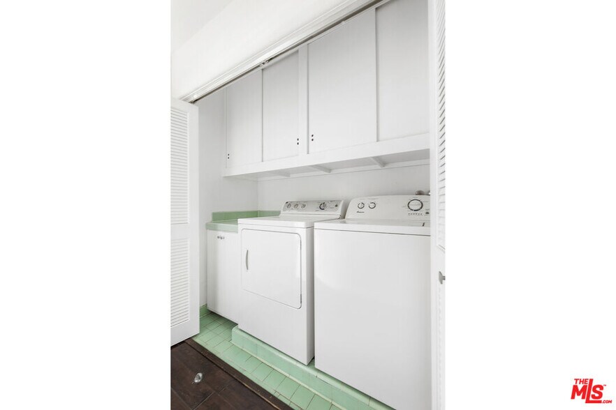 Laundry in unit, upstairs next to bedrooms. - 1850 San Jacinto St