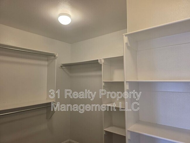 Building Photo - 708 E 97th St