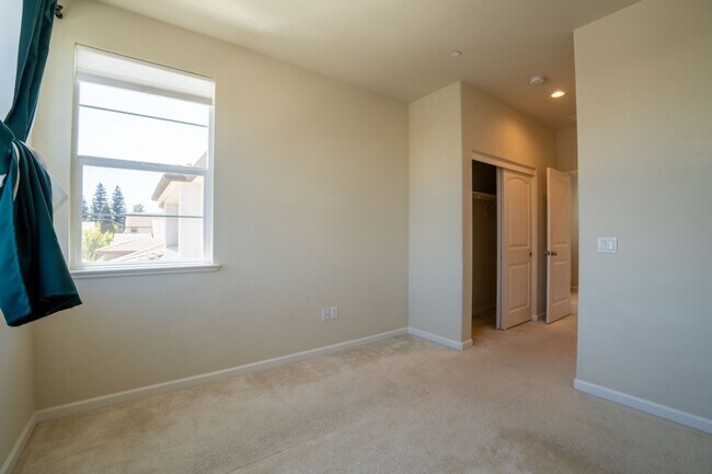 Building Photo - 3625 Blue Bird Dr