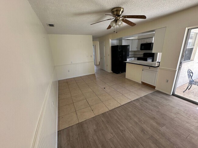 Building Photo - Spacious 4-Bed Pool Home in Gulf Gate East - Available Now!