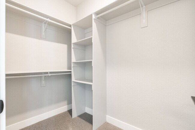 Building Photo - Gorgeous 3 bedroom, 4 bathroom townhome mi...