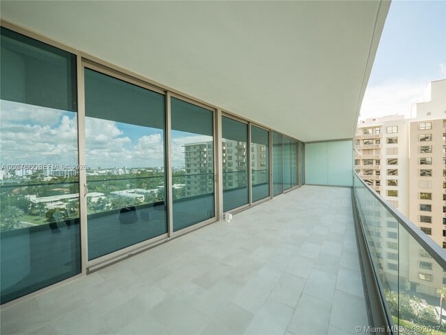 Building Photo - 10201 Collins Ave