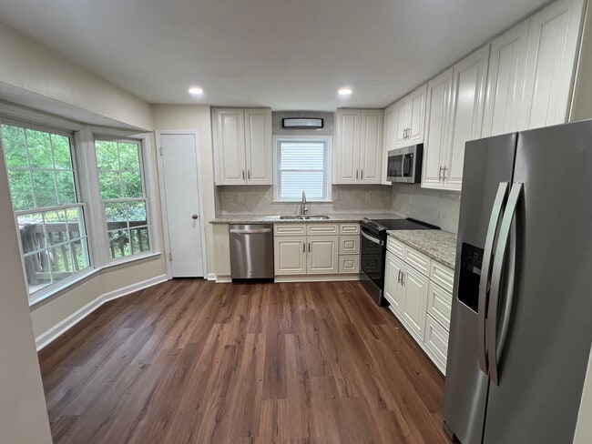 Building Photo - Room in House on Hillboro Cir SW