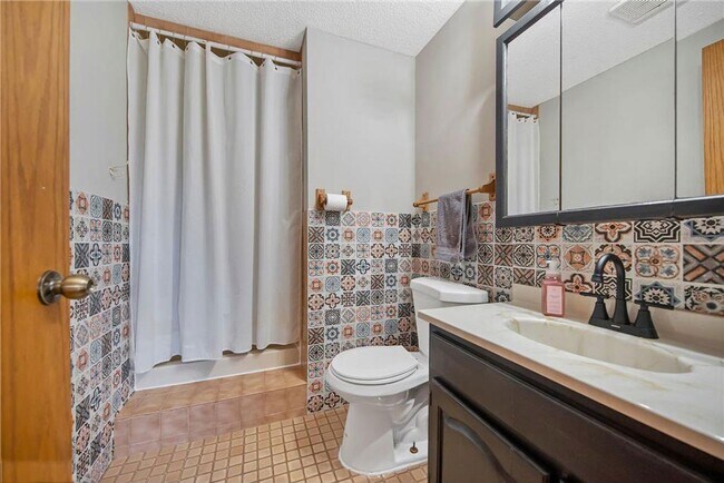 Building Photo - 3 Bedroom 2 Bath Townhome with 2 Ensuite B...