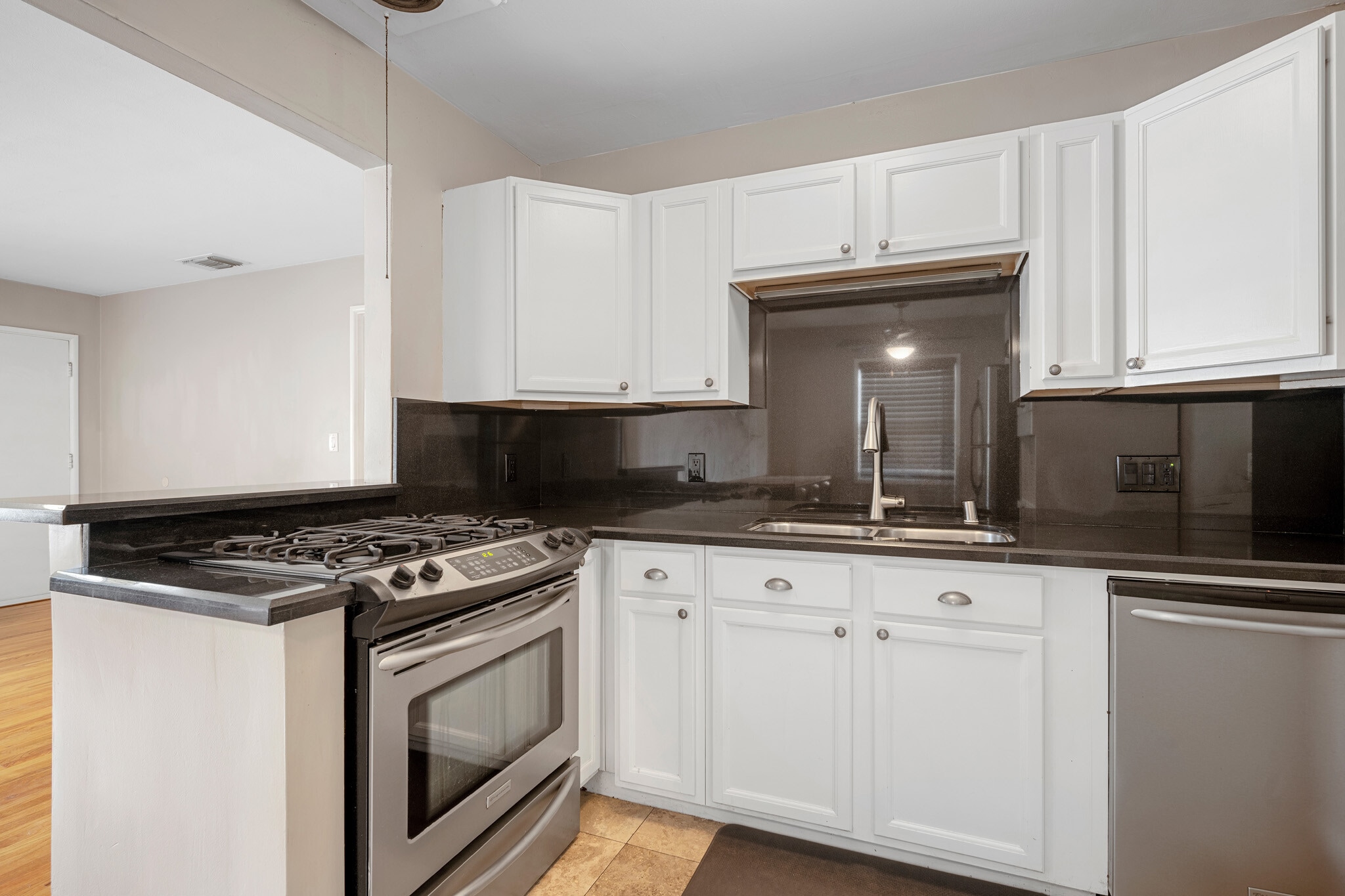 Building Photo - 16026 Valerio St