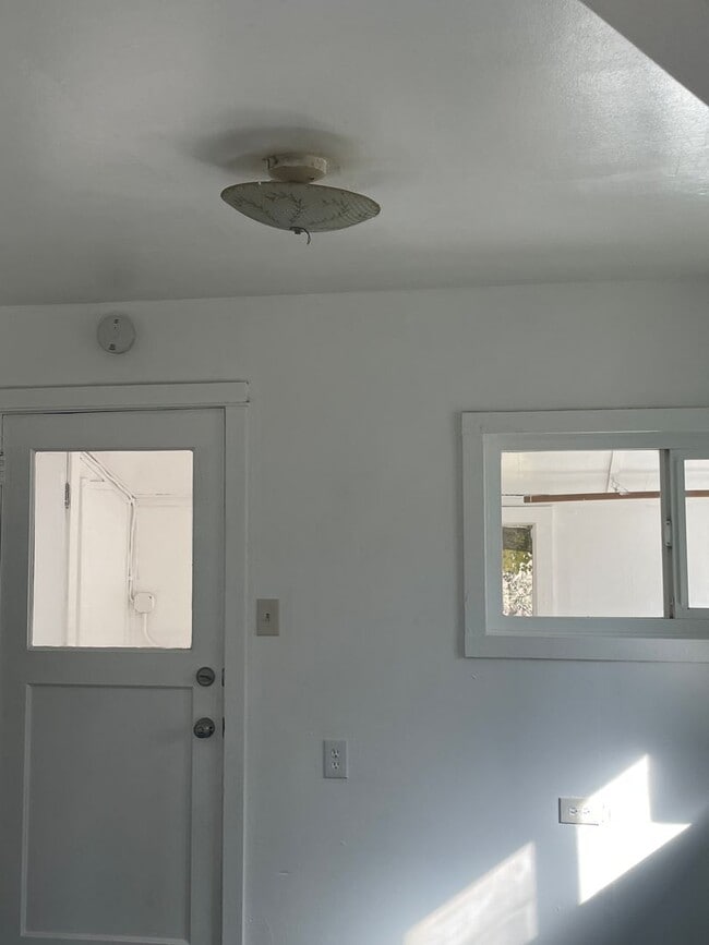 Building Photo - Adorable 2 Bedroom 1 Bath