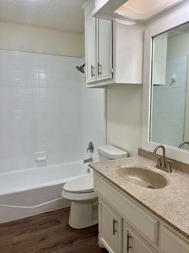 Building Photo - 2 Bedroom Duplex