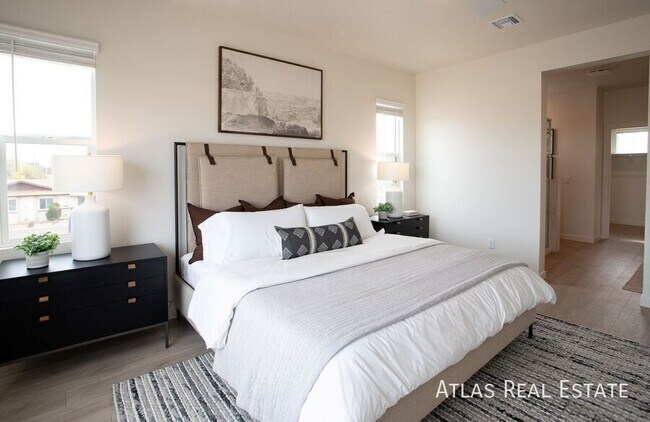 Building Photo - 1112 W Villa Theresa Dr