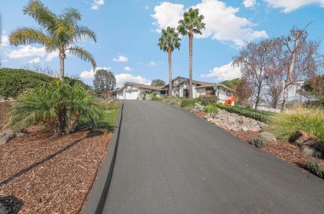 Building Photo - Luxury Golf Course Living in Ridgemark Country Club