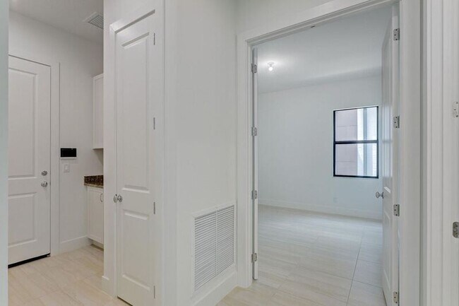 Building Photo - 13559 Artisan Cir