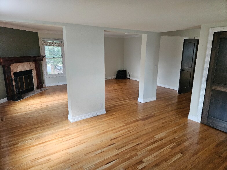 Building Photo - 10032 E Meadow Run