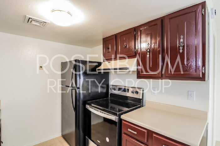 Building Photo - 2625 N Alvernon Way