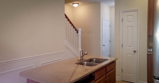 Building Photo - Steps from Shopping, Dining, & Entertainment in The Market Common