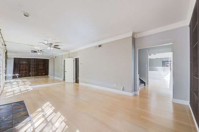 Building Photo - Modern Townhome  3 Bedrooms/2.5 Bathrooms