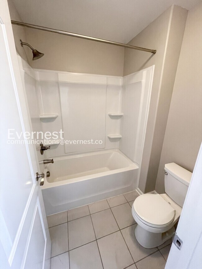 Building Photo - Charming Modern Home / 5 beds 3.5 baths / Garage attached / Fenced-Yard / Available now!