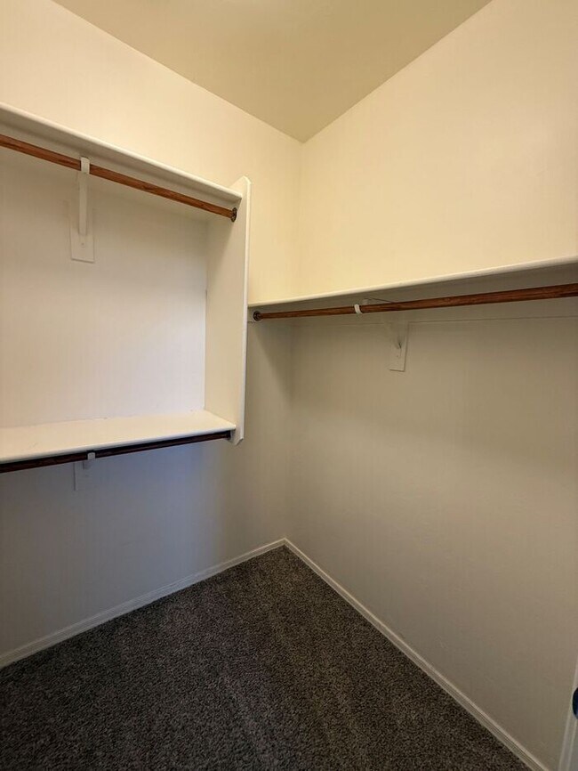 Building Photo - House For Rent