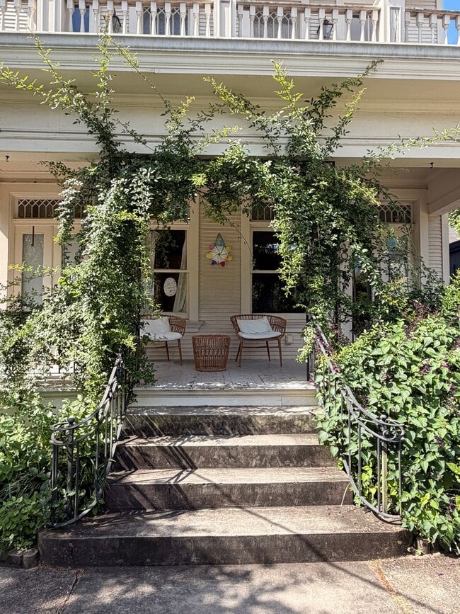 Building Photo - Gorgeous Two Story 3BD/2.5BA w/ Private Fenced in Backyard
