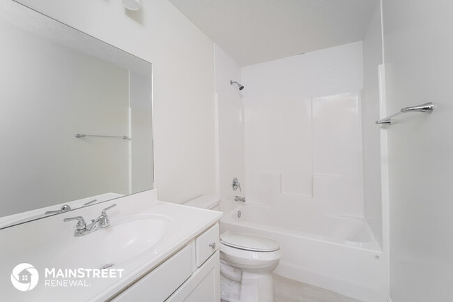 Building Photo - Town Home Available For Immediate Move In!