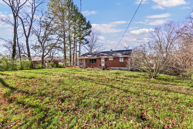 Building Photo - ???? Fully Renovated 3 Bedroom Home in a Convenient Clarksville Location!